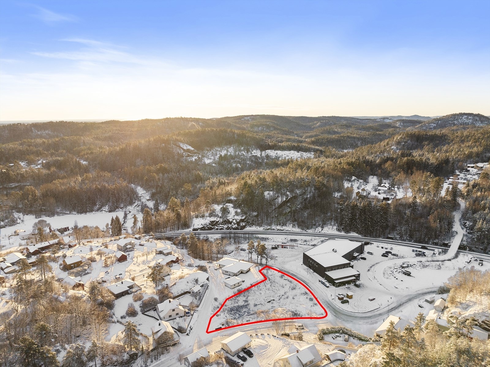 Bildet viser eiendommens omtrentlige grenser - Se kart i salgsoppgave for nøyaktig tomtegrense Galleribilde