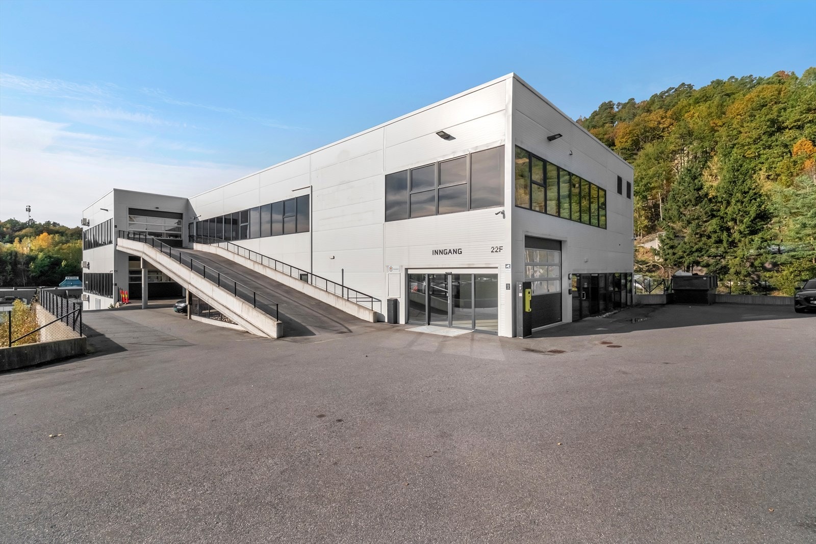 Bygget har porter på alle flater, samt trapperomsløsning med heis, rampe til 3 etasje Galleribilde