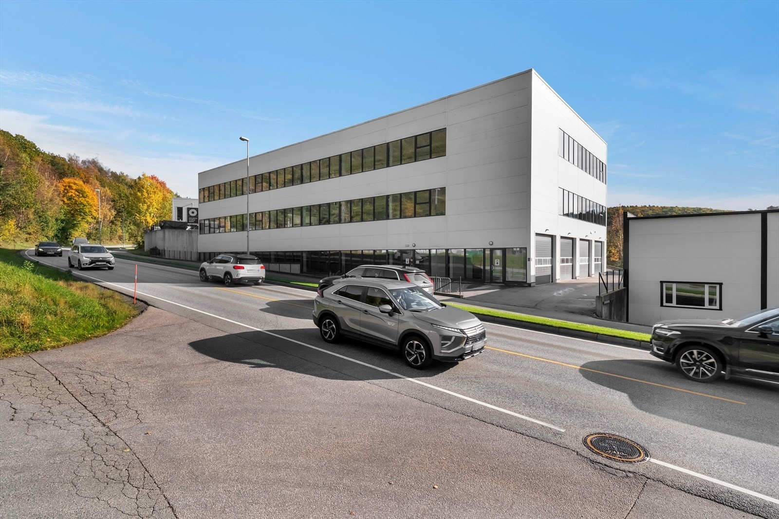 Trafikkert vei, bygget har meget god eksponering Galleribilde