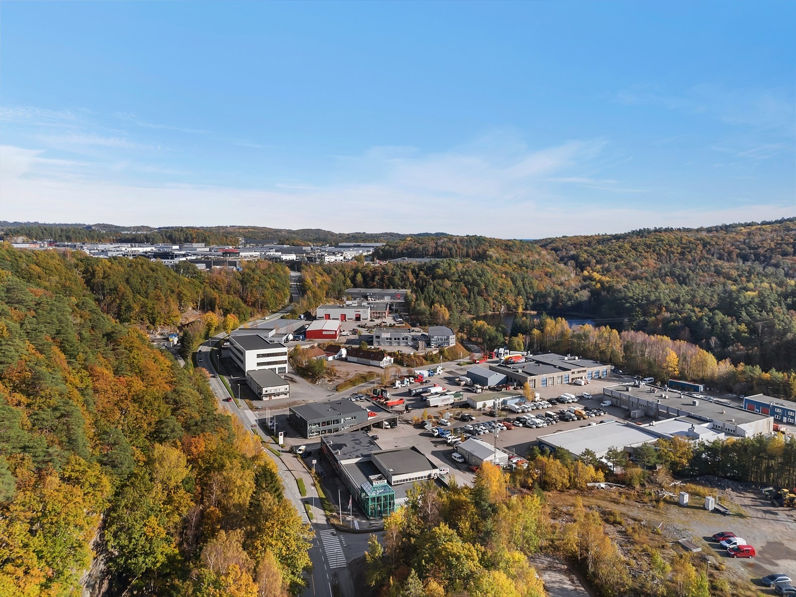 Bygget ligger langs aksen Barstølveien sentralt plassert Galleribilde