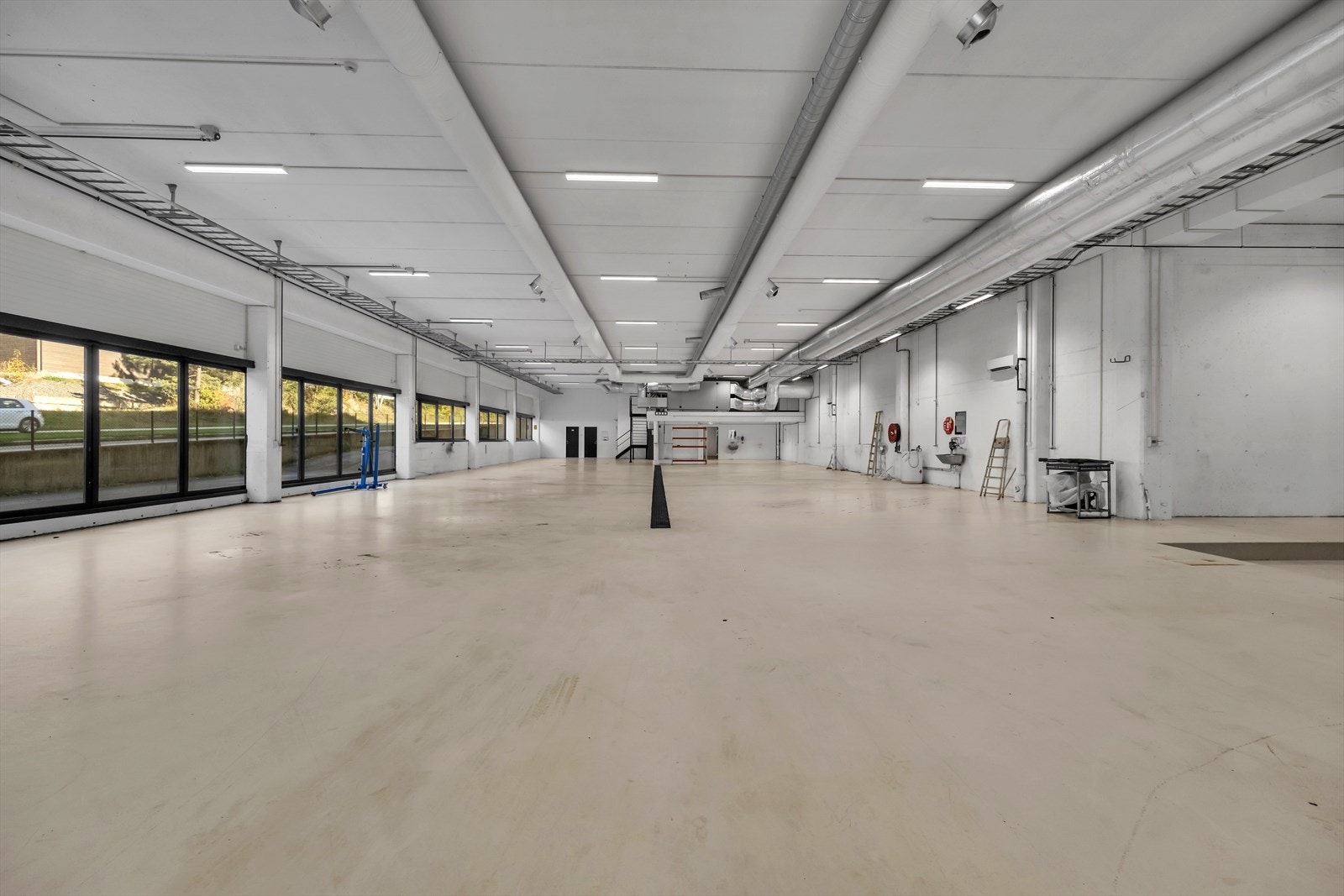 1 etasje med slukrist, mesanin med hovedtavle og ventilasjon for etasjen Galleribilde