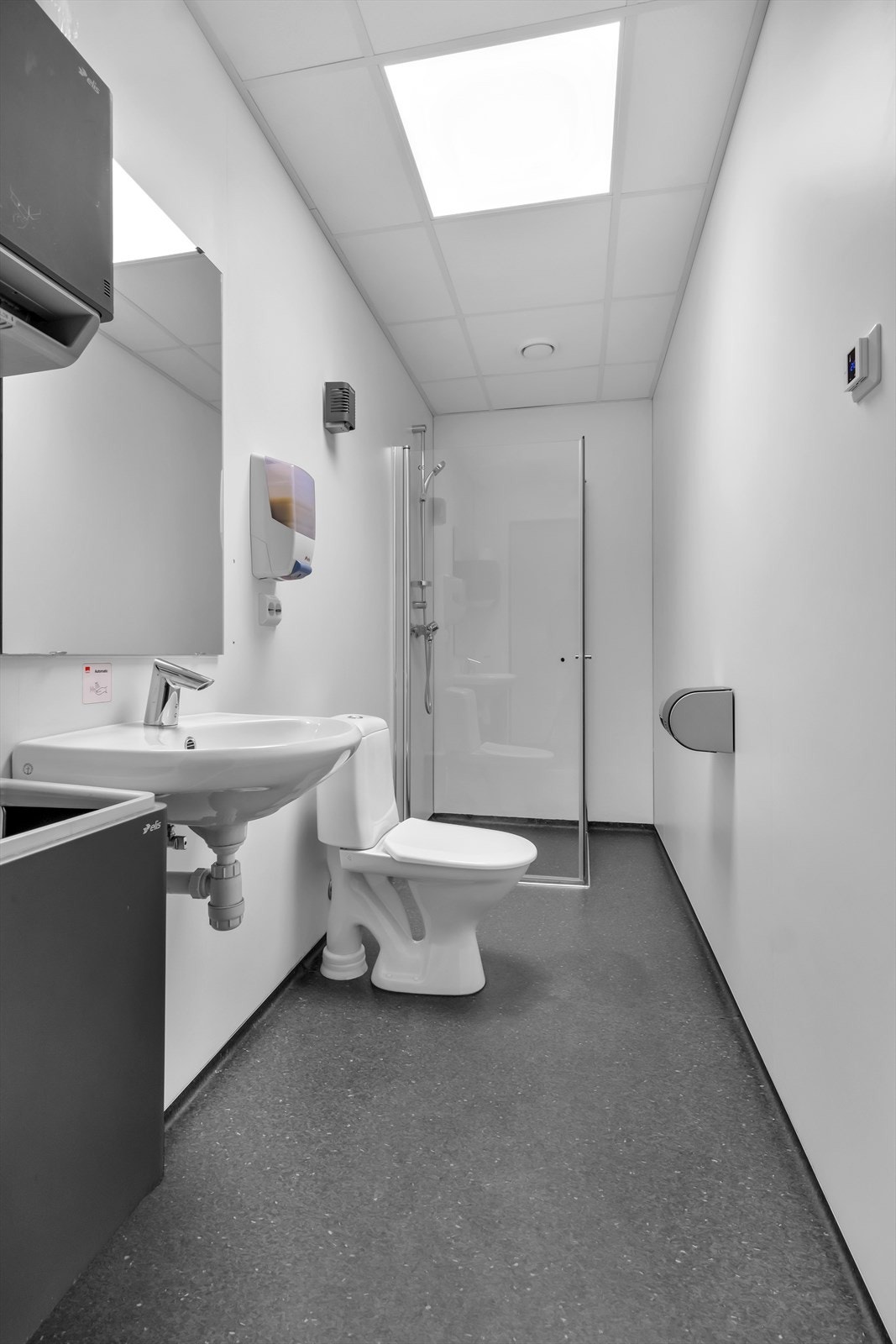 Toalett med dusj Galleribilde