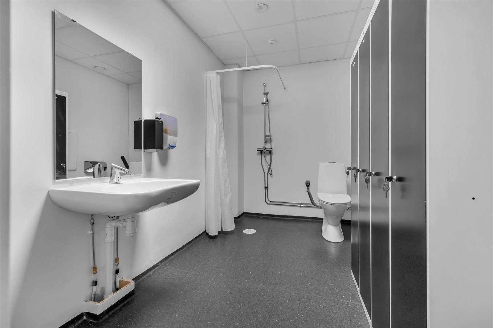 Toalett med garderobeskap og dusj Galleribilde