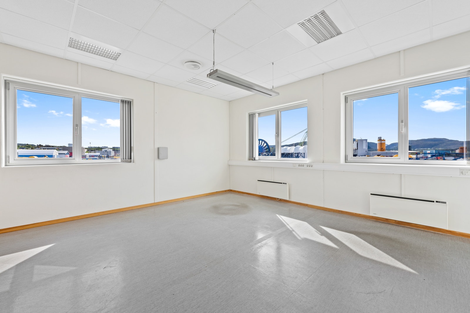 Lyse kontorer med utsikt over Vestbase Galleribilde