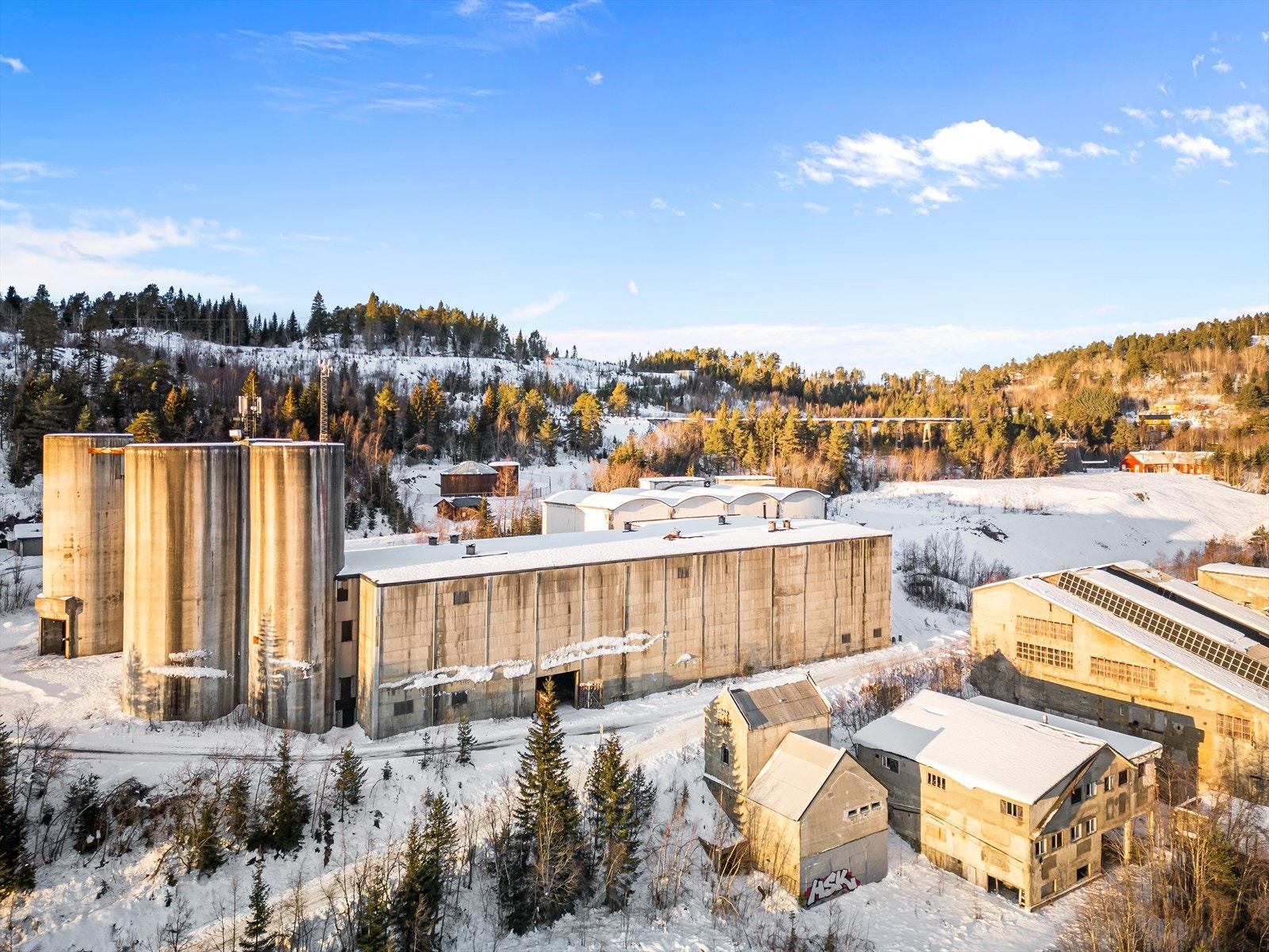Eiendommen ligger i gangavstand til Løkken Verk med diverse fasiliteter Galleribilde