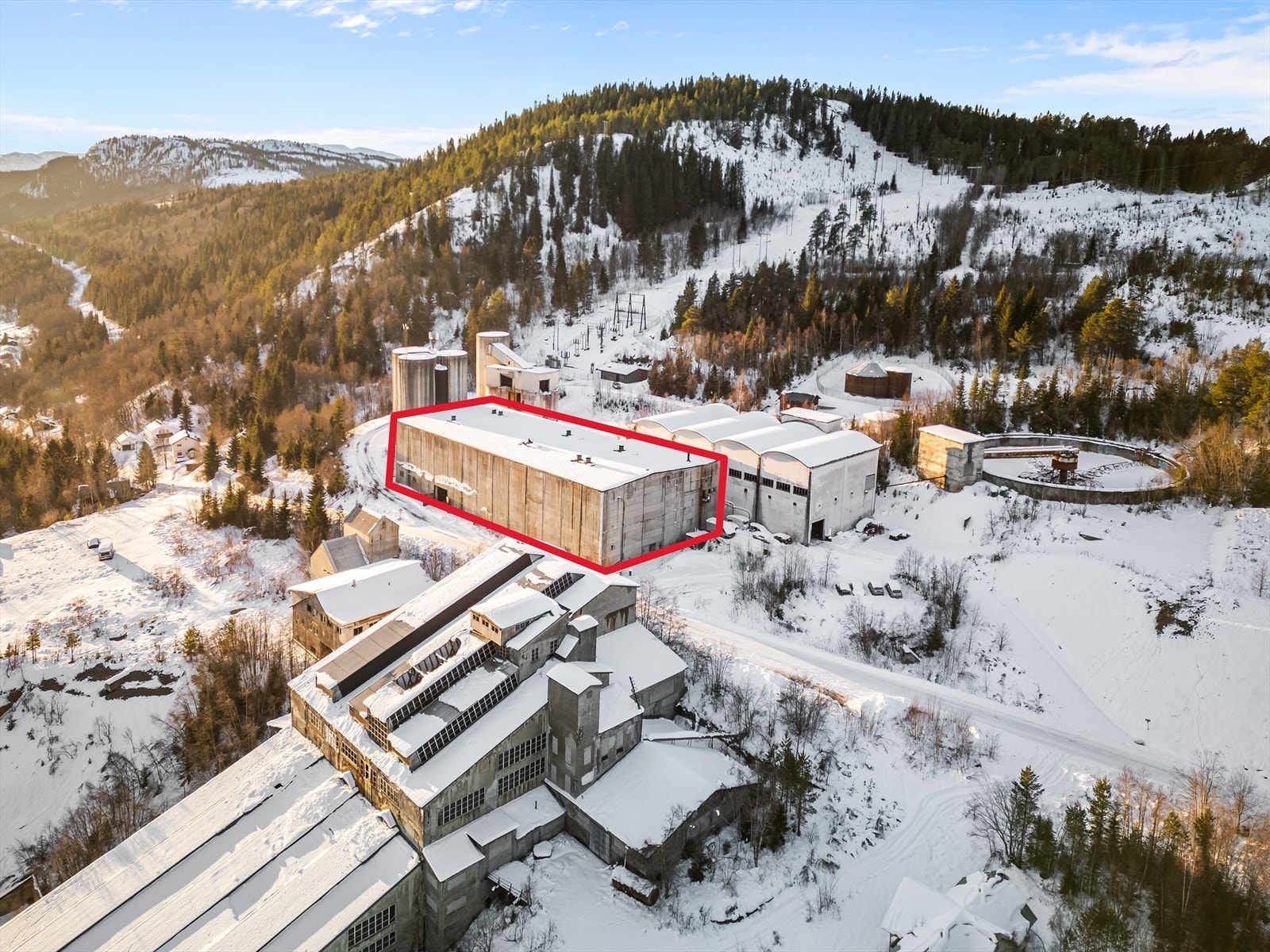 Velkommen til Skåveien - et stort lager-/industribygg beliggende sentralt på Løkken Verk (eiendommen er markert i rødt, avvik kan forekomme) Galleribilde