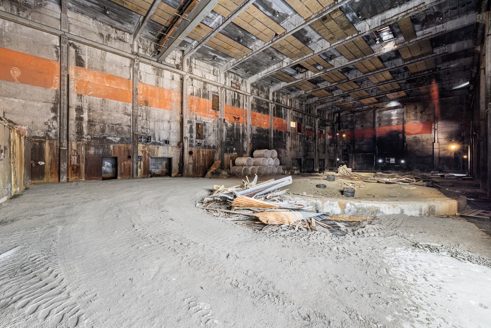 Lagerbygget er på ca. 1800 kvm med et stort potensiale for lagring/oppbevaring Galleribilde