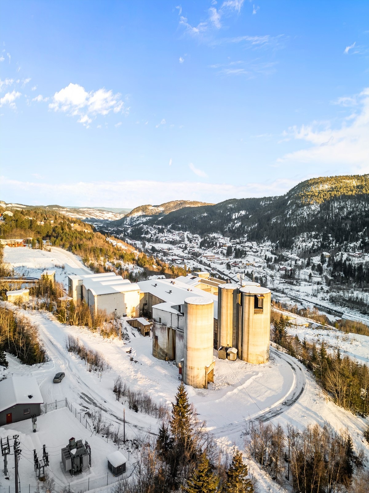 Eiendommen ligger ca. 3 minutters kjøring fra Løkken Verk sentrum. Det er også ca. 25 minutters kjøring til Orkanger Galleribilde