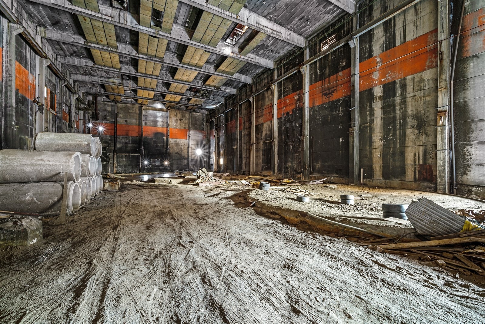 Inne i bygget er det gruslagt dekke, bygget er oppført med betongelementer samt stål- og betongdragere på vegger og tak Galleribilde