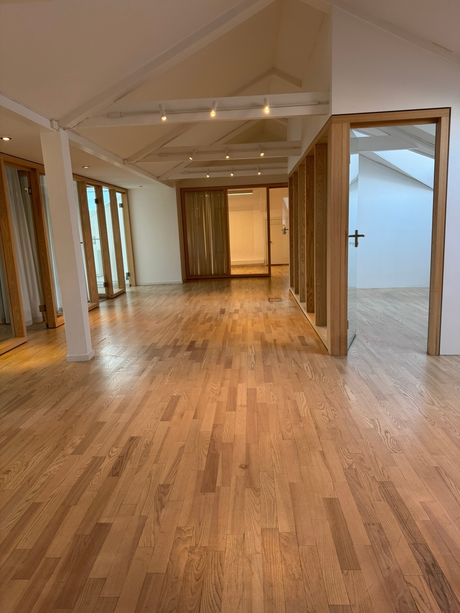 Etasjen er luftig og er delt inn i kontorer. Galleribilde