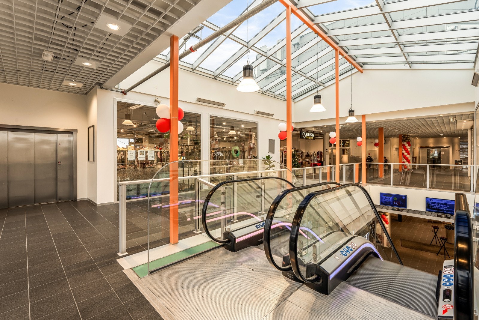 Rulletrapp og heis tett på leieobjektet Galleribilde