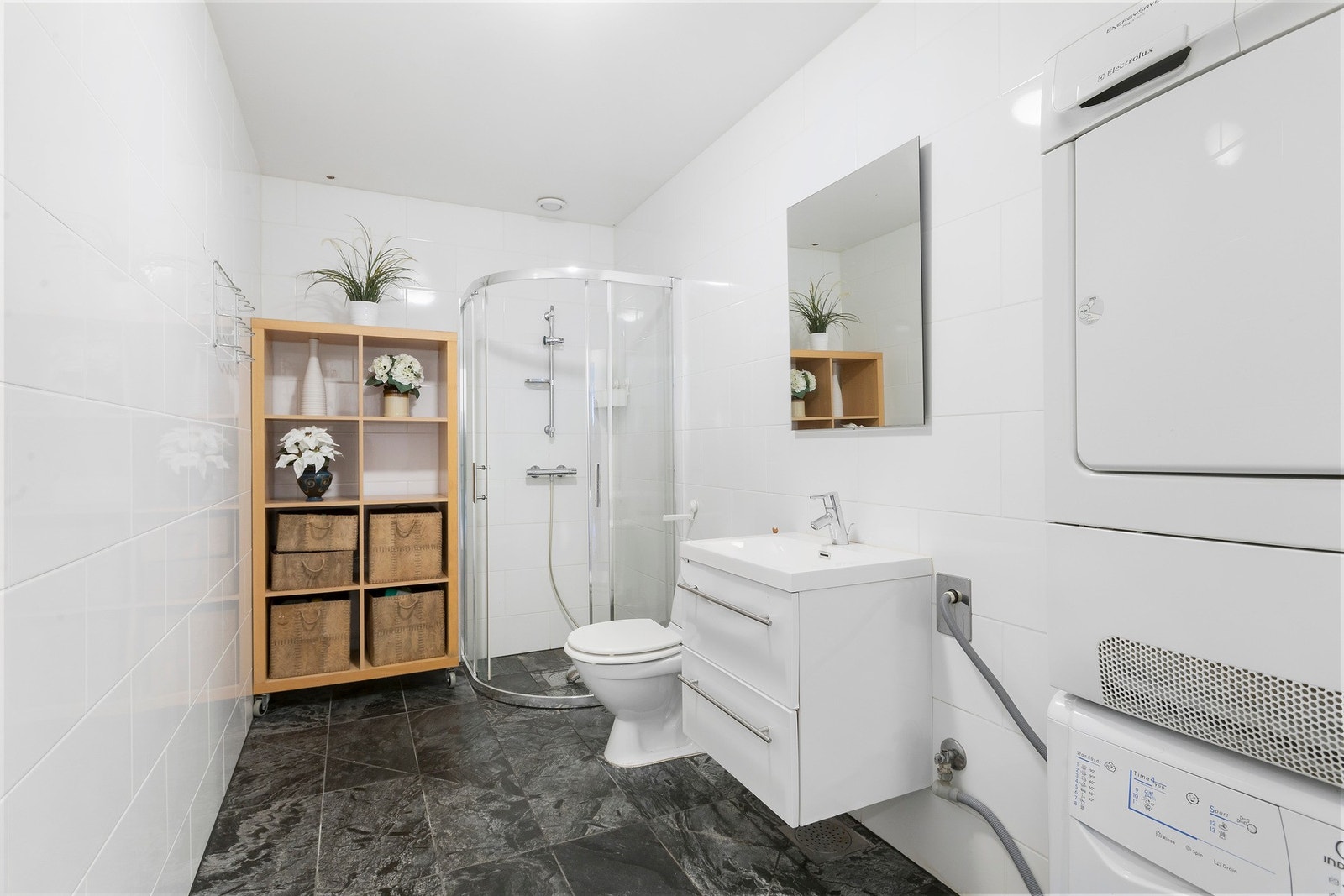 Badet måler 7,5 kvm. Opplegg for vaskemaskin og tørketrommel. Galleribilde