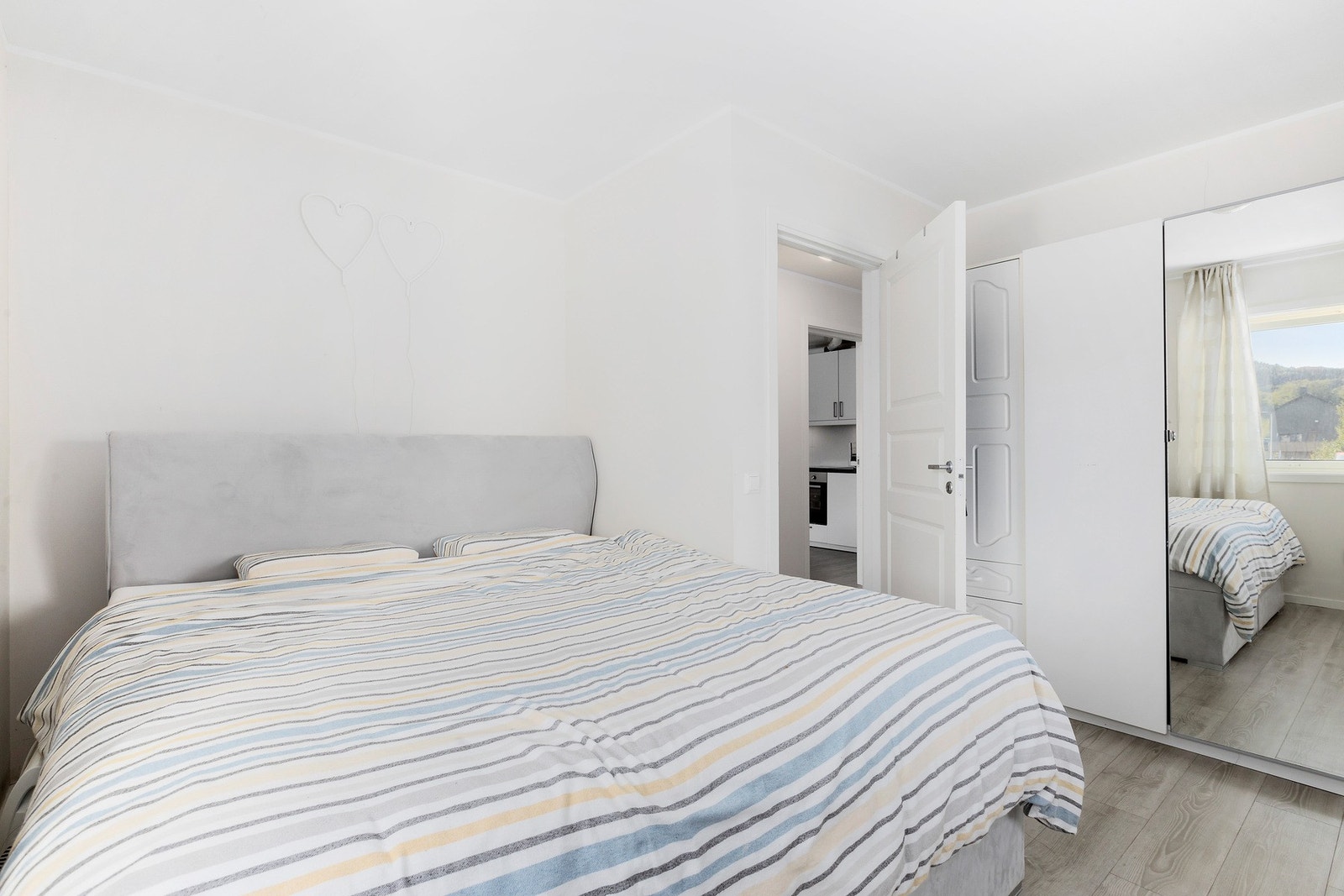 Det største soverommet måler hele 14,5 kvm og har god plass til dobbeltseng. Nytt vindu 2025. Galleribilde