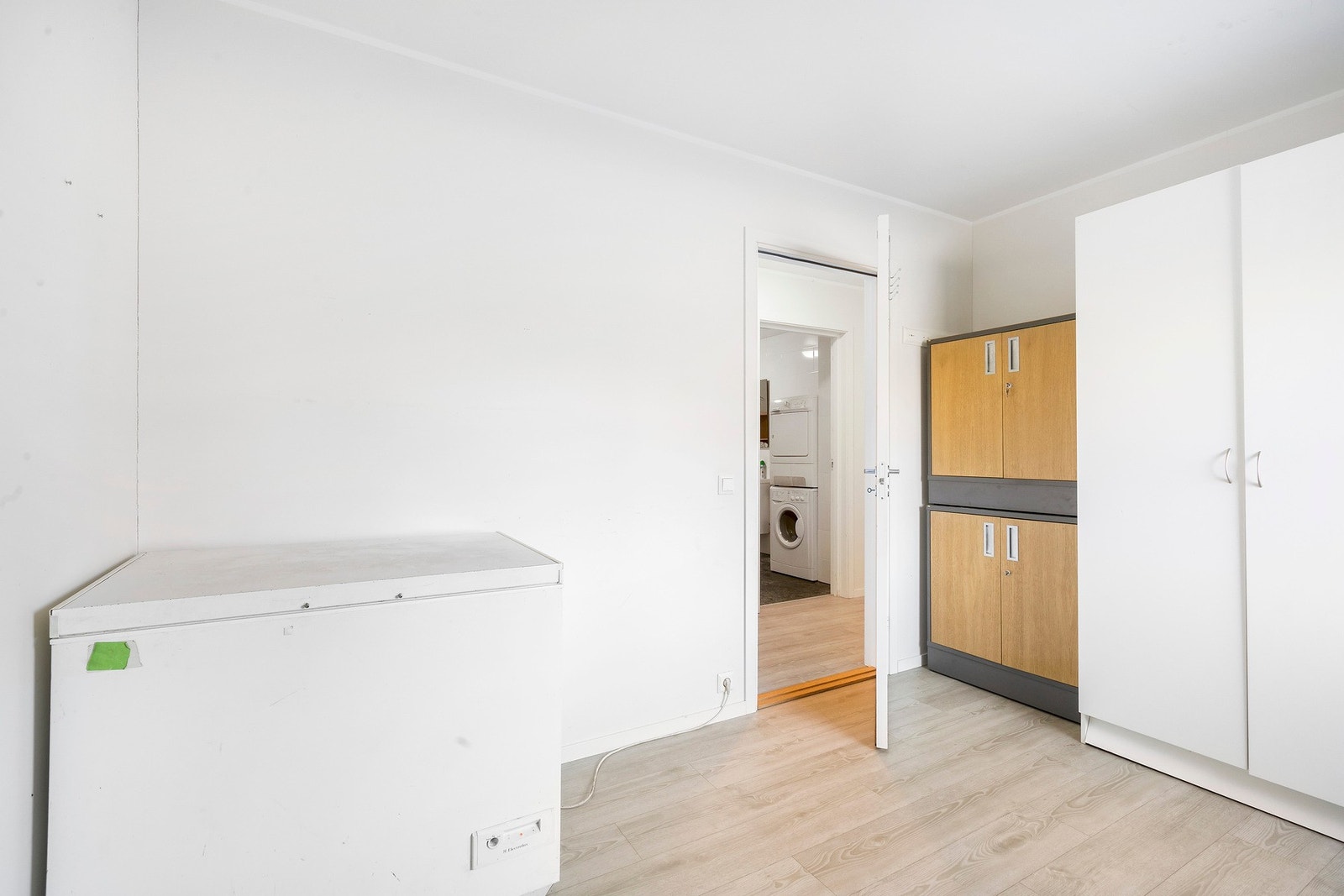 Rommet innredes enkelt med dobbeltseng og garderobeløsning. Garderobe medfølger. Galleribilde