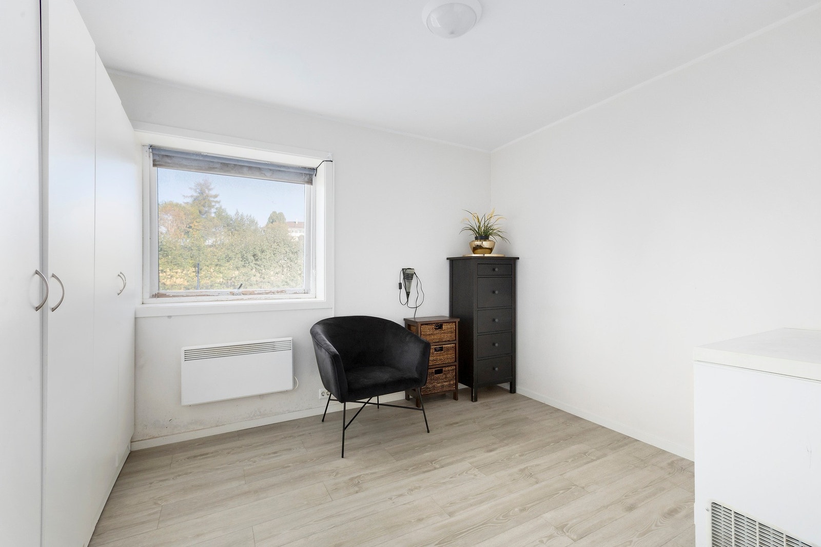 Soverom 2 måler 10,5 kvm og er malt i en lys og nøytral farge. Nytt vindu er satt inn etter bildet er tatt. Galleribilde