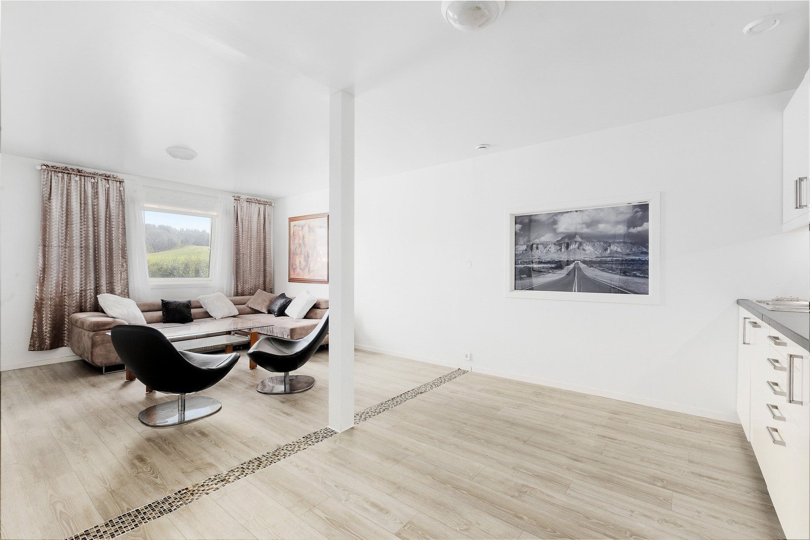 Dagens felleskostnader er lave på kr. 2 690,- som går til fellesforsikring og betjening felleslån. Galleribilde