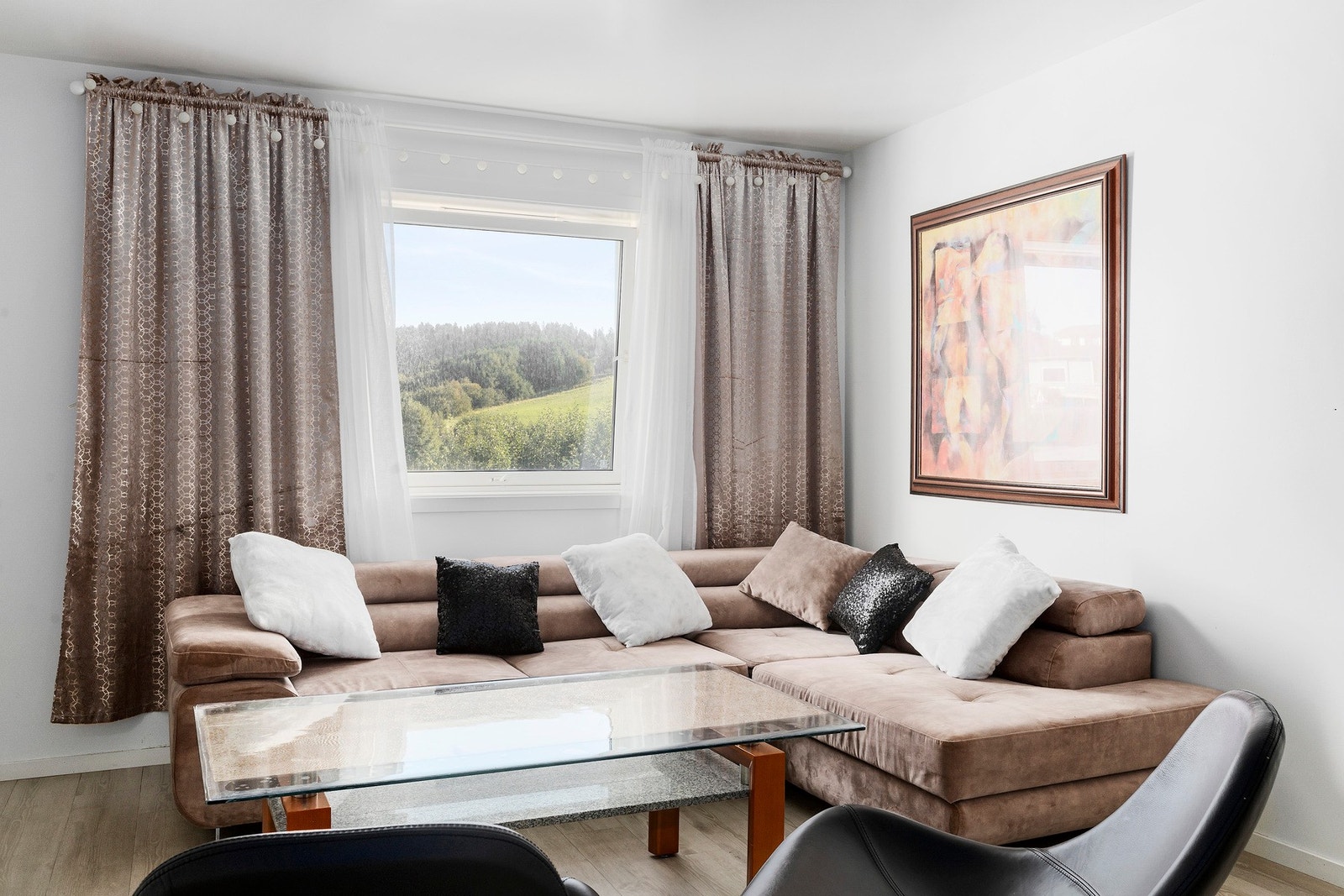 Trivelige omgivelser med kort vei til turterreng, barnehage, og effektiv adkomst til E6. Galleribilde