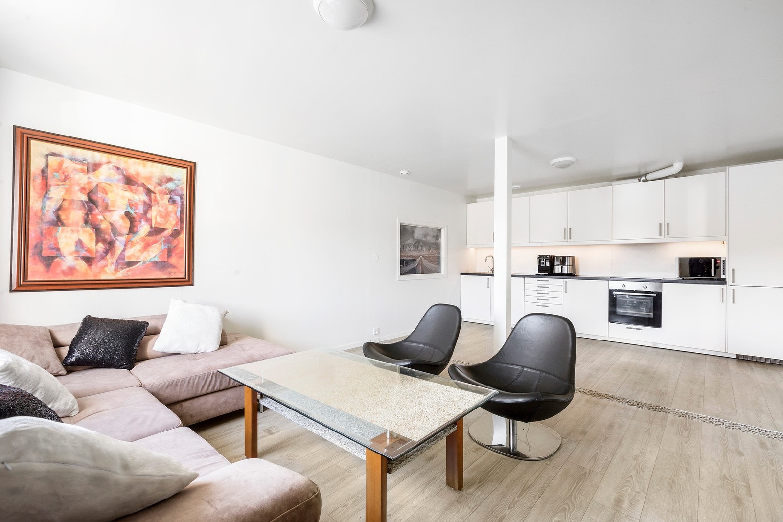 Den åpne stue-kjøkken løsningen måler ca. 29.5 kvm. Galleribilde