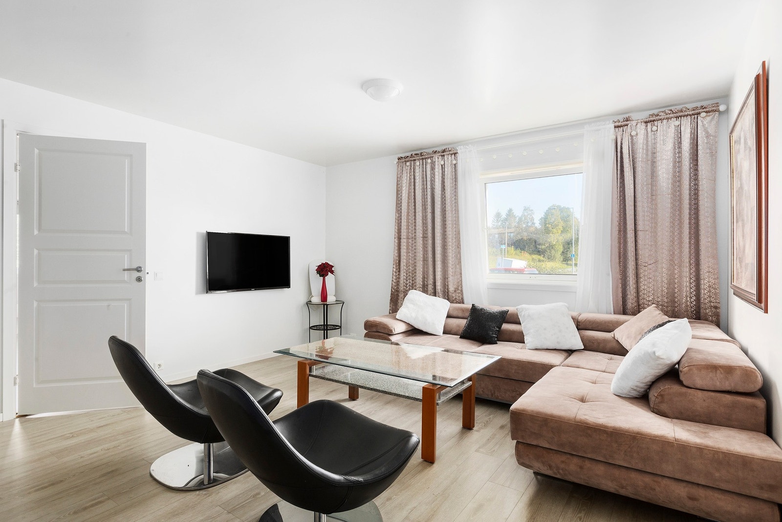 Stuens størrelse og utforming gir flere møbleringsmuligheter. Galleribilde