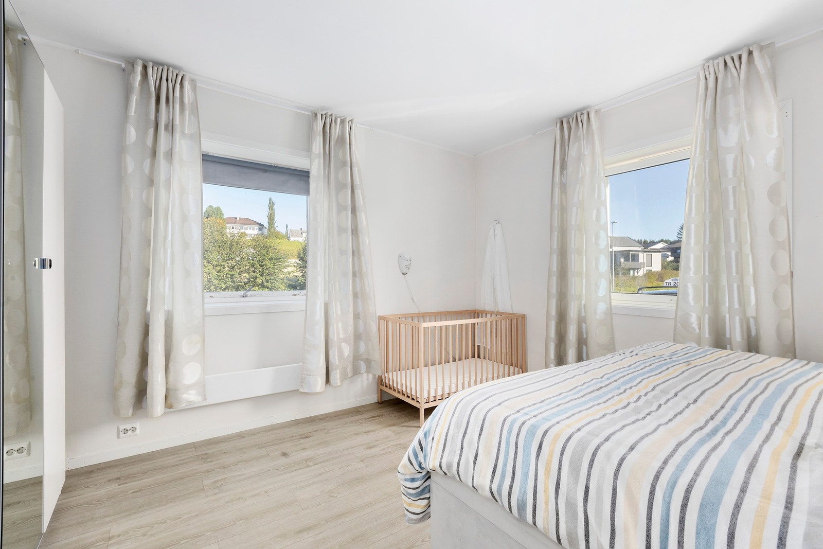 Lyse, rene overflater. Godt med dagslys gir en herlig romfølelse. Galleribilde