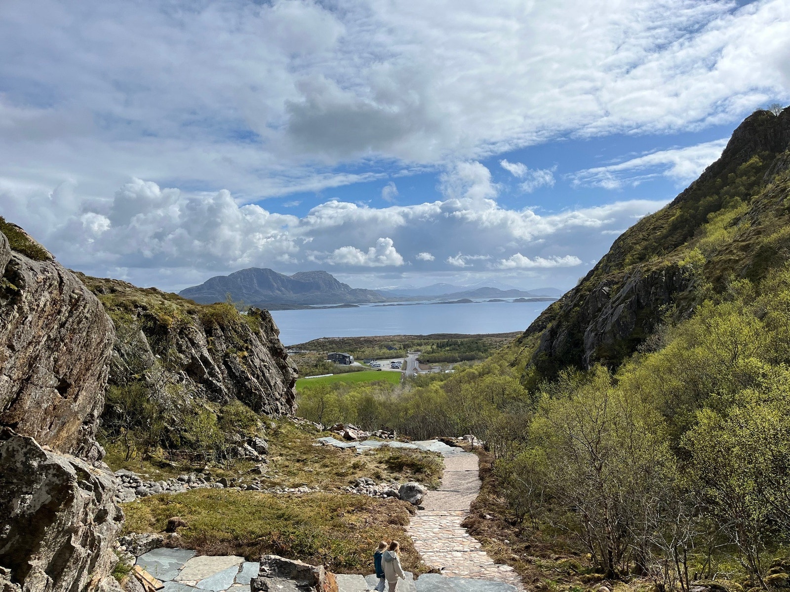 Privat bilde: Viser Torgarhaugen fra sherpatrappa. Beliggenheten er unik og nær en av de mest attraktive turistattraksjonene i nærområdet. Galleribilde