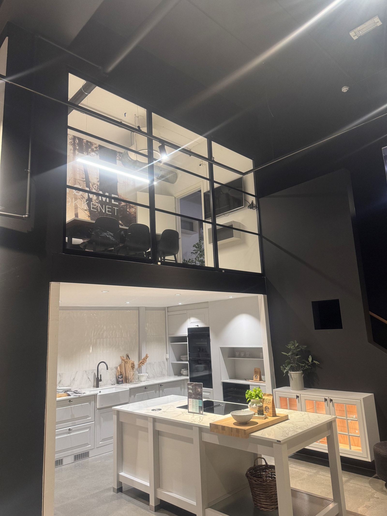 Kontorene og møterommet ligger i en egen adskilt del i 2 etg, med adkomst fra kjøkkenbutikken. Galleribilde