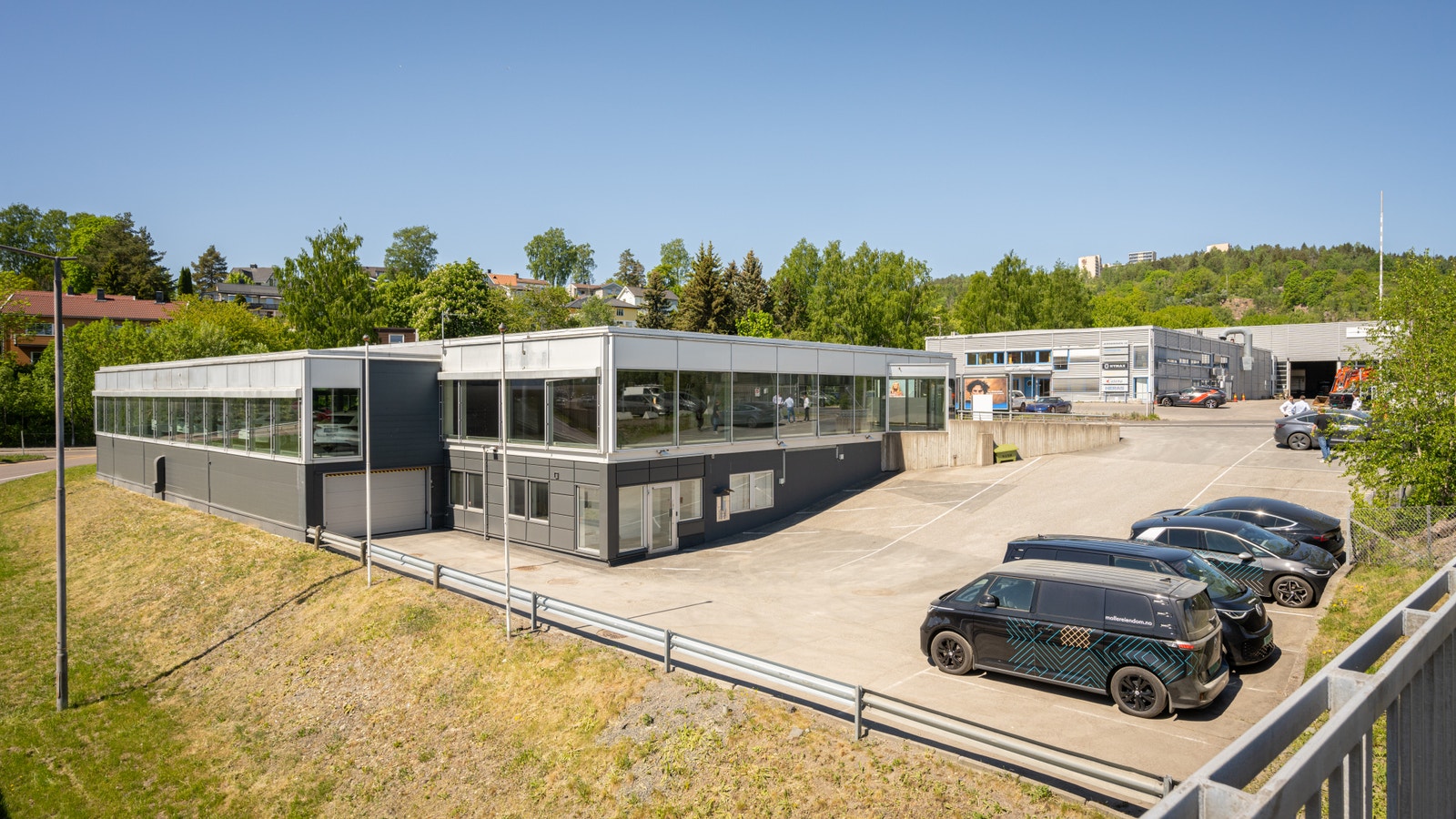 Store salg- og utstillingslokaler med glassfasade. Galleribilde