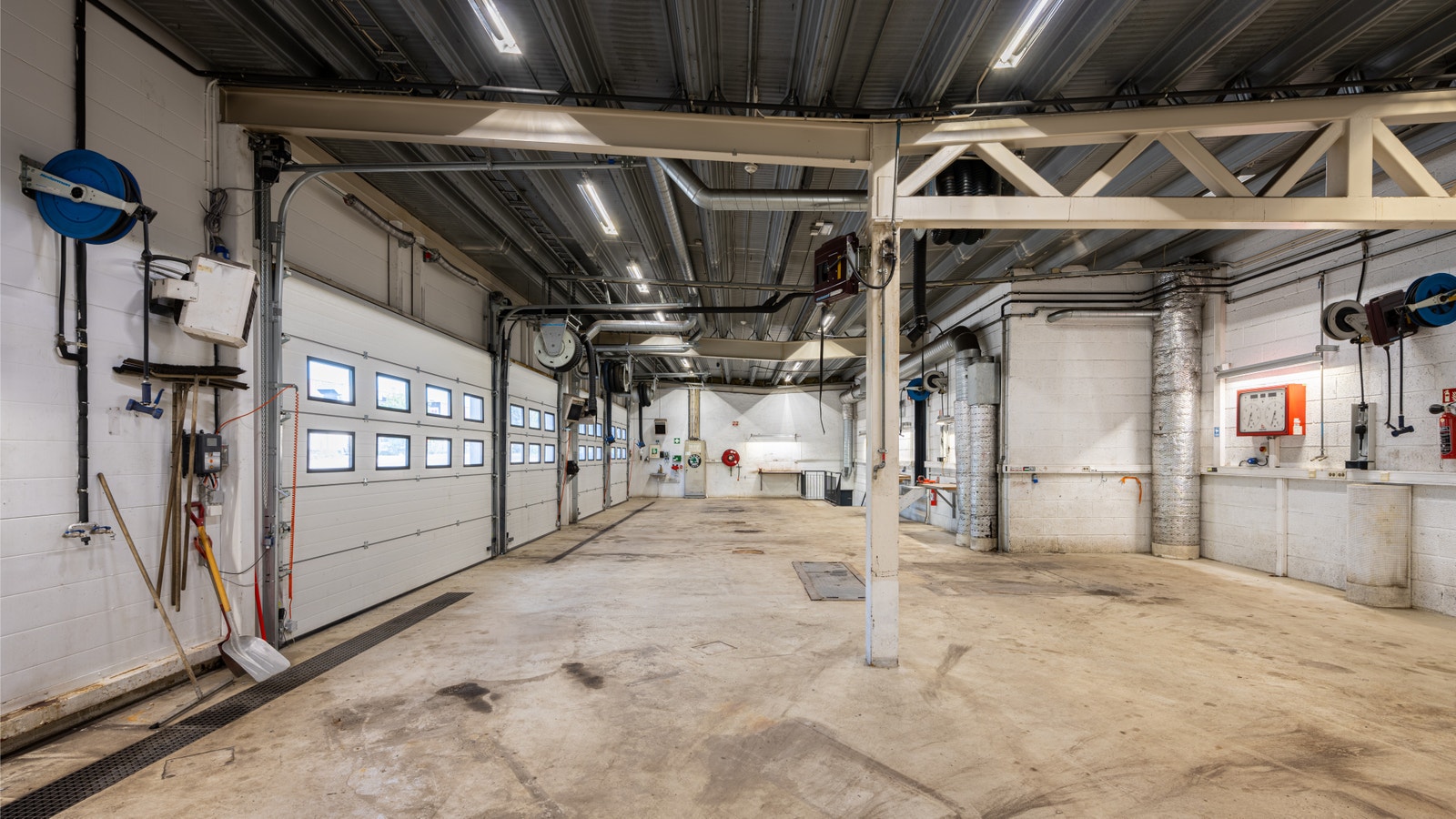 Godt utstyrt med bla.a: Trykkluft, oljeutskiller, eksosavsug, ventilasjon, tilgang til vann m.m. Galleribilde