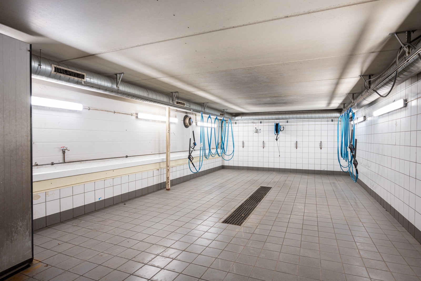 Full vaskehall. Galleribilde