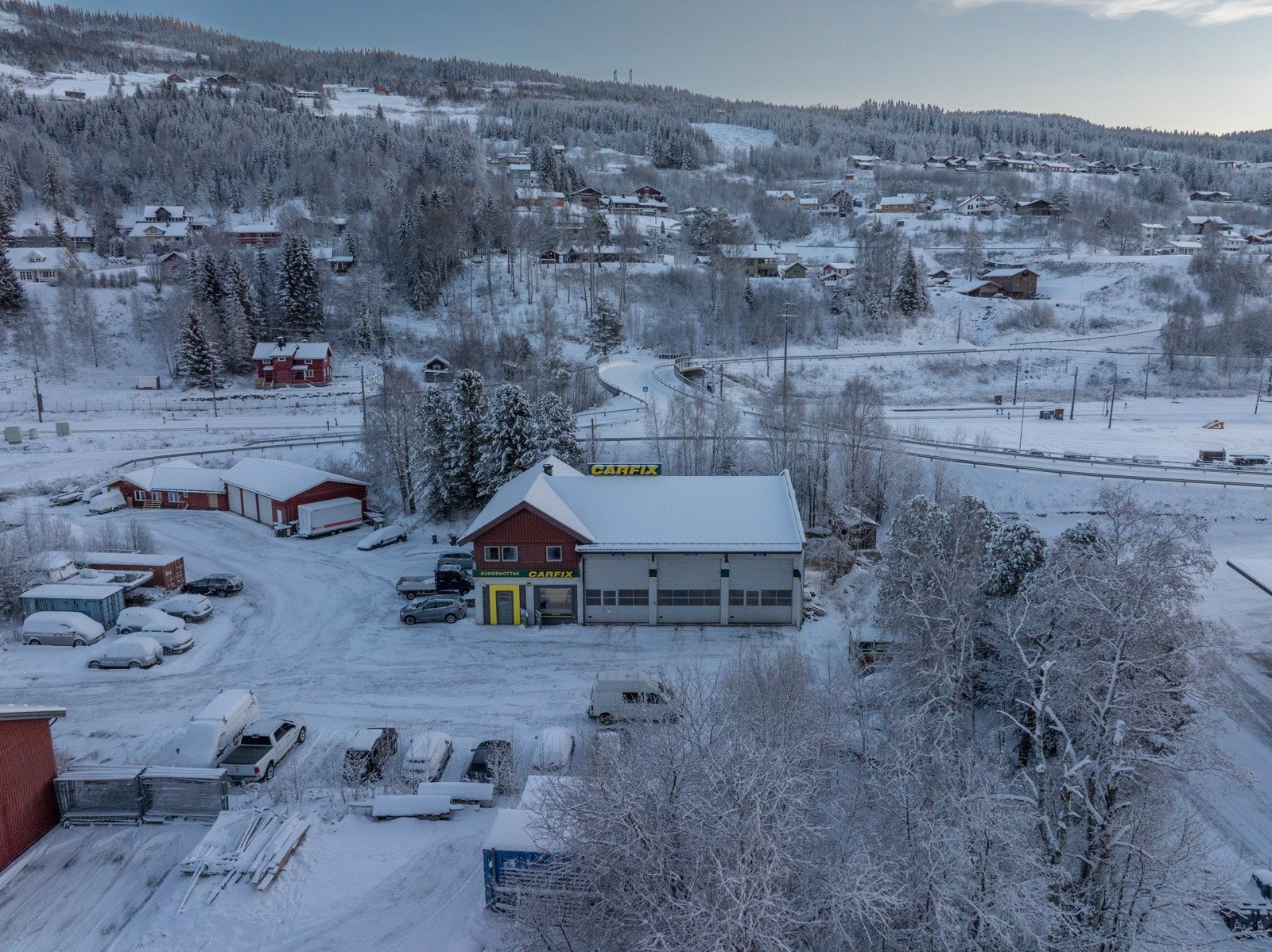 Bygningene er oppført med fundamenter grunnmurer og gulv på grunn av støpt betong. Bæresystemet i 1. etasje består av bærende støpte søyler og bjelker samt limtrebjelker. Galleribilde