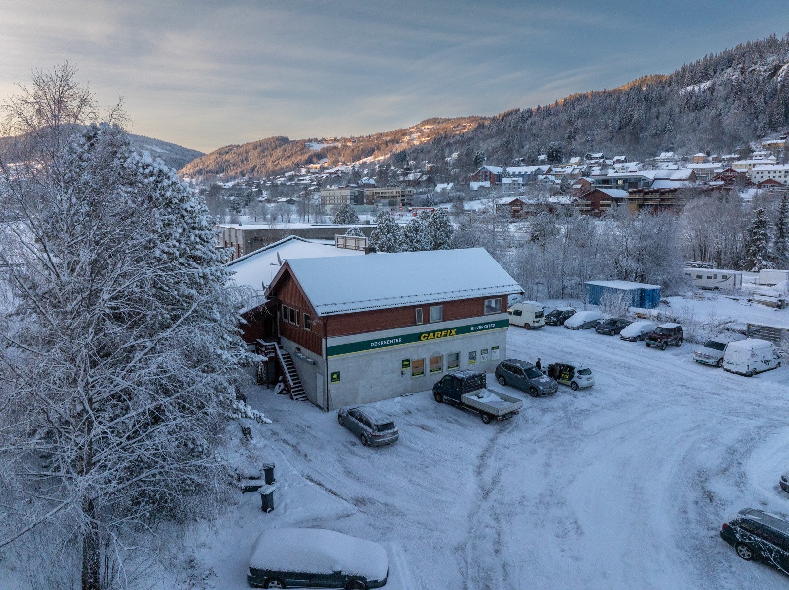 I 2. etasje er det et mindre loftsareal over verkstedhallen som benyttes som kontor og lager for eier. 2. etasje over østre del inneholder 2 leiligheter som leies ut. Galleribilde