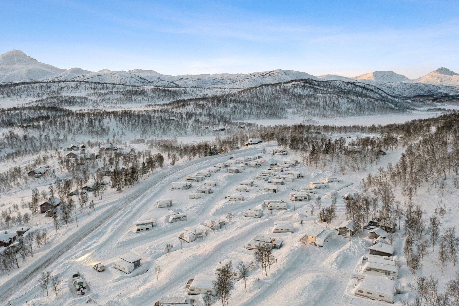 Oppstillingsplassen med fylkesveg 7754 som går til Straumbotn og Vikevågen. Galleribilde