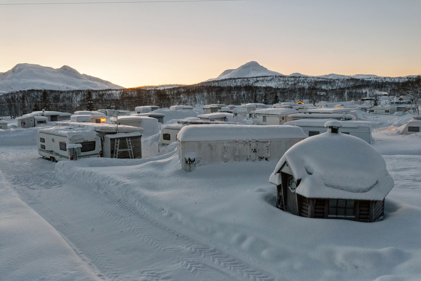 Oppstillingsplassen med egen grillstue. Galleribilde