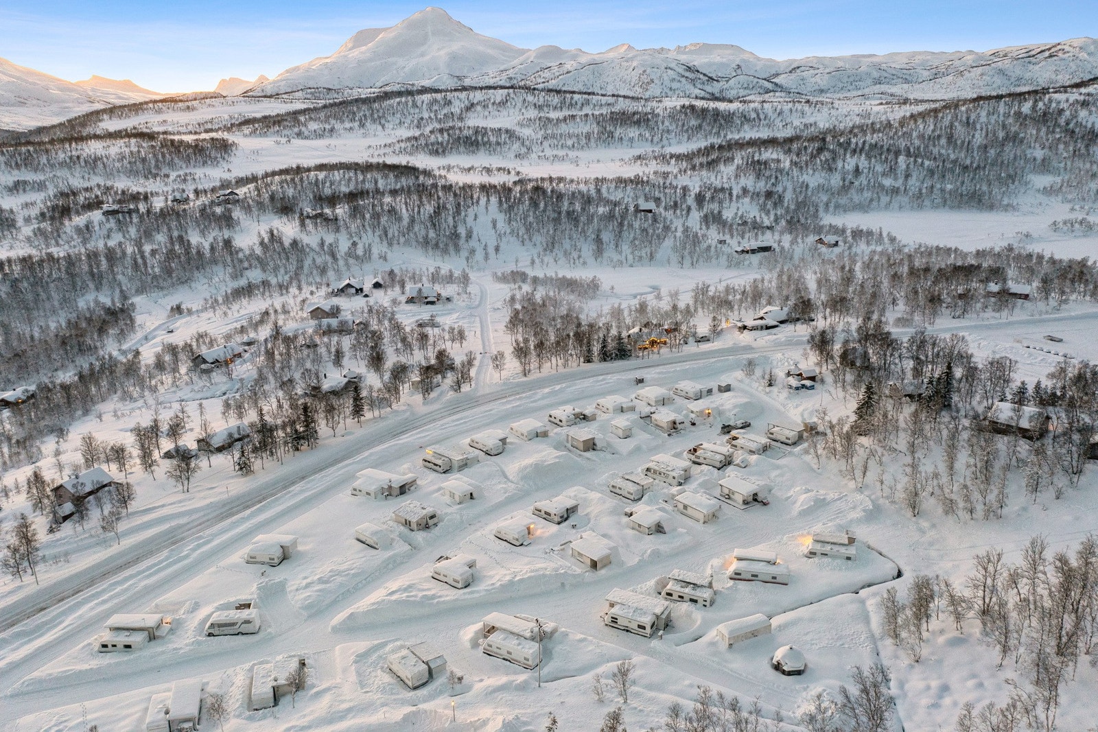 Oversiktsbilde av oppstillingsplassen med sine 66 plasser med strøm. Galleribilde