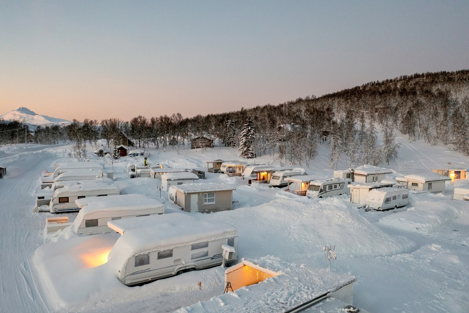 Campingvogn med spikertelt oppstilt i vinterlige omgivelser. Galleribilde