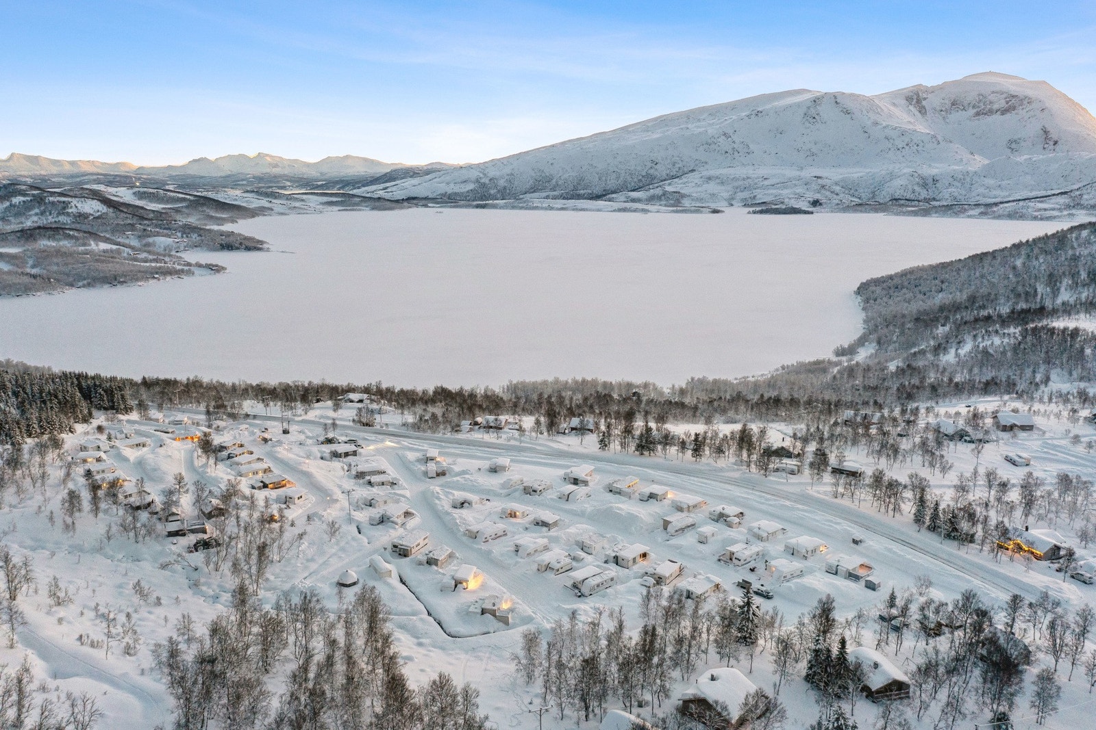 Oversiktsbilde av område, Storvatnet og Skitneskartinden i bakgrunn. Galleribilde