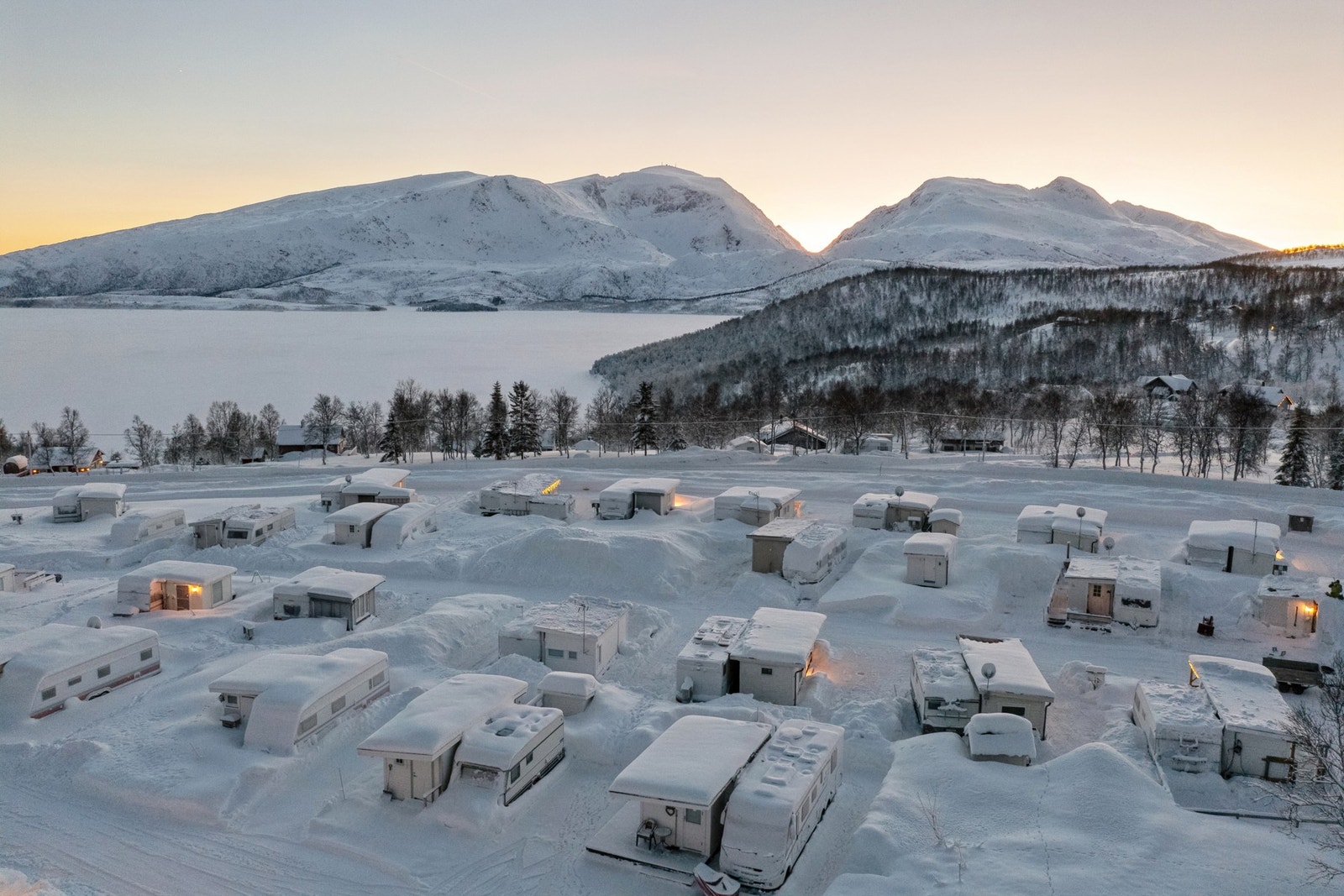 Oppstillingsplassene med utsikt over Storvatnet med Skitneskart og Haukebøtiden i bakgrunn. Galleribilde