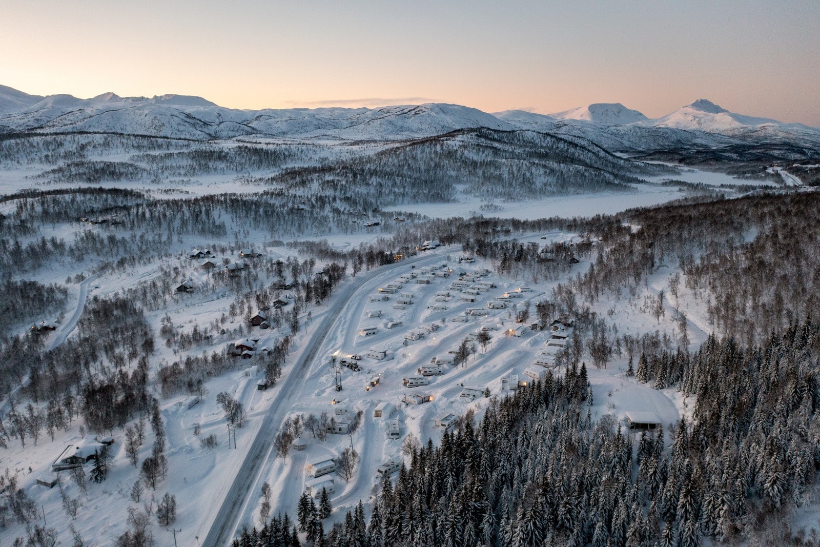 Oppstillingsplassen og dronebilde av området i vinterlig drakt. Galleribilde