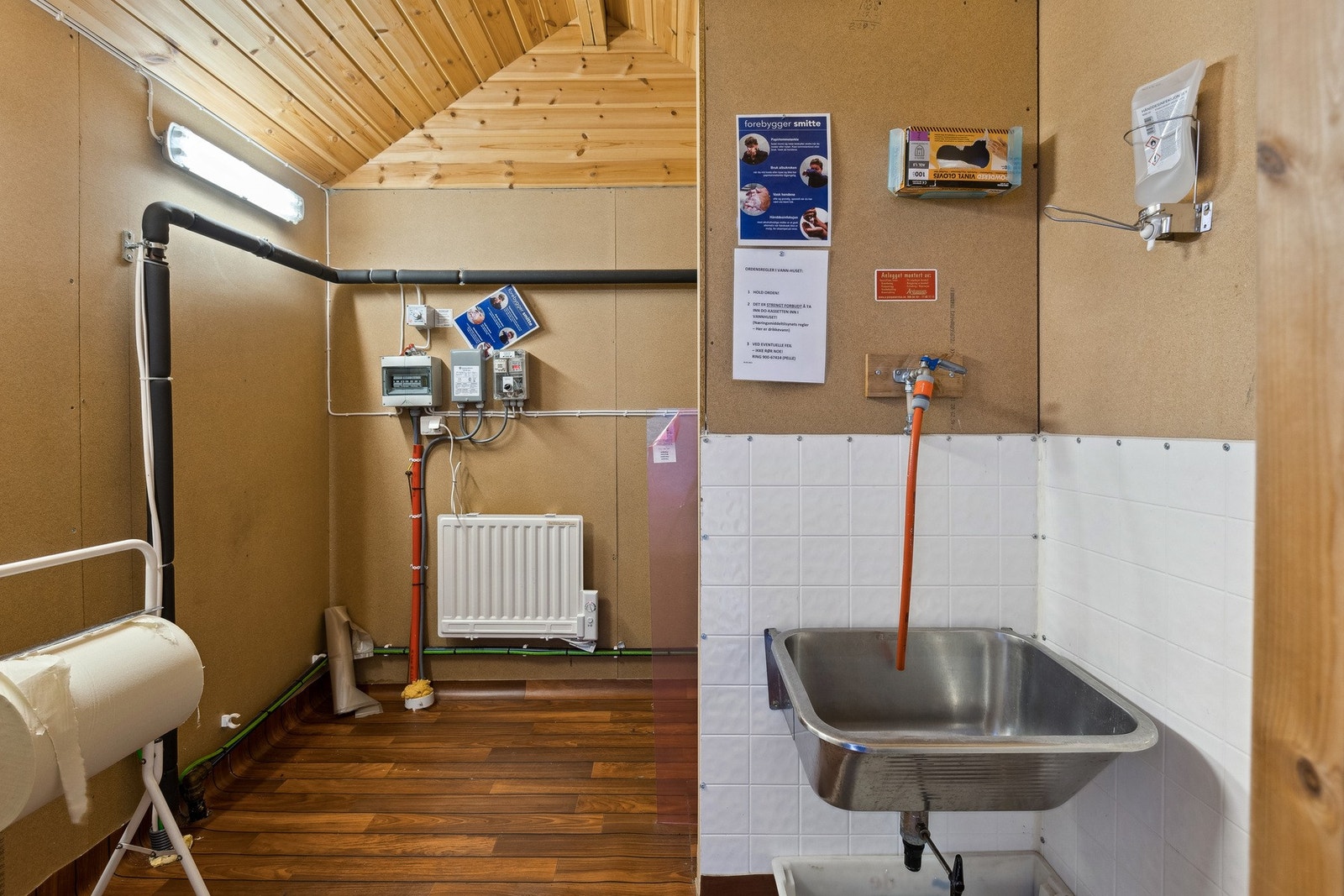 Vannhuset som kan benyttes av de som har egen plass. Vannhuset har egen brønn (borret vann) Galleribilde