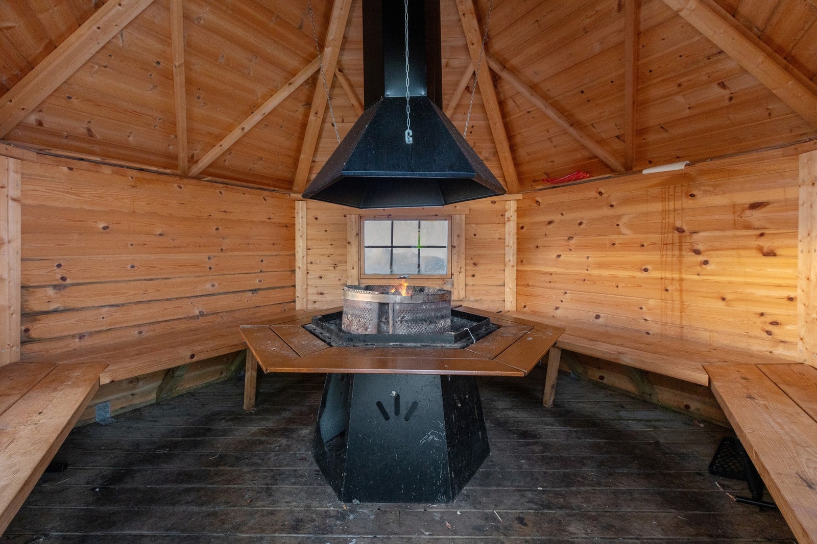 Grillstue som kan brukes til å dele sin dag etter en ski tur eller gå tur i nærområdet. Galleribilde