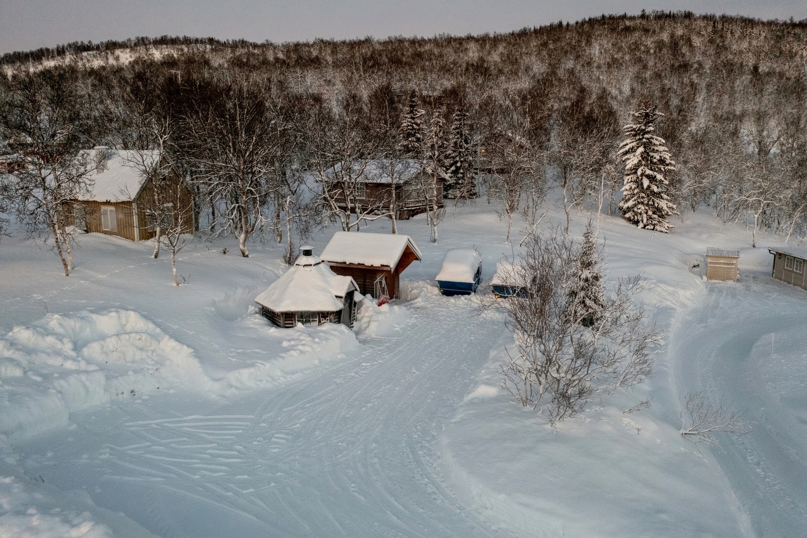 Grillstue, servicehus og konteinere. Galleribilde