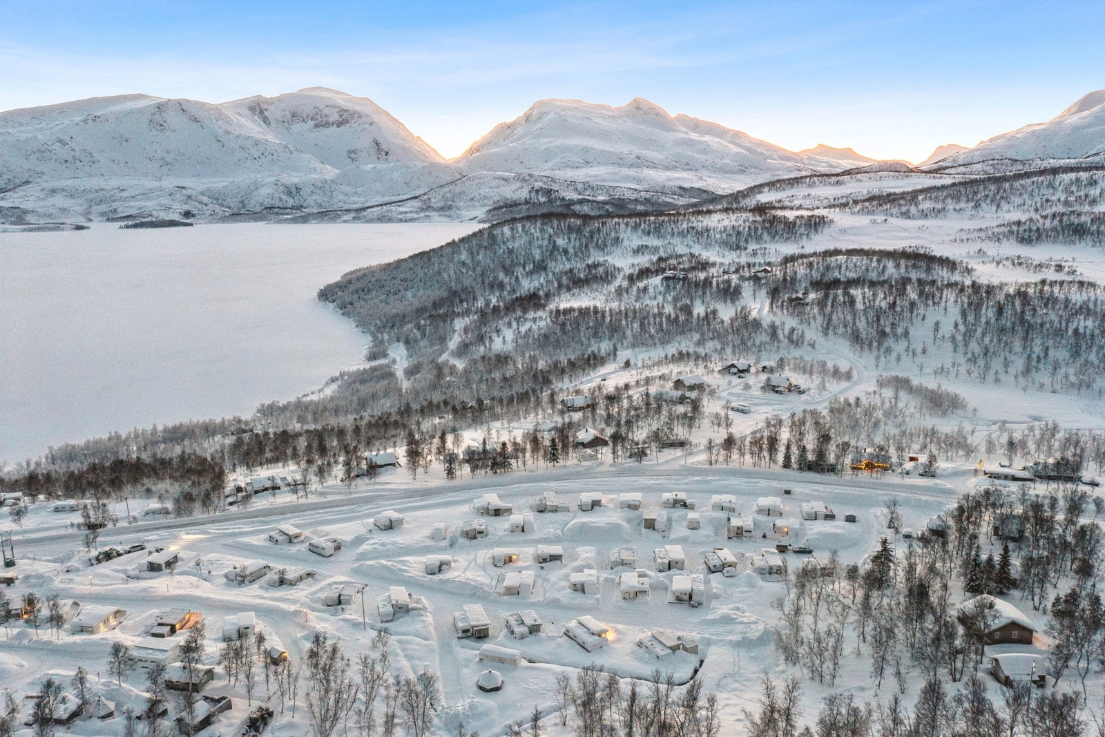 Dronebilde av oppstillingsplassen og området. Galleribilde