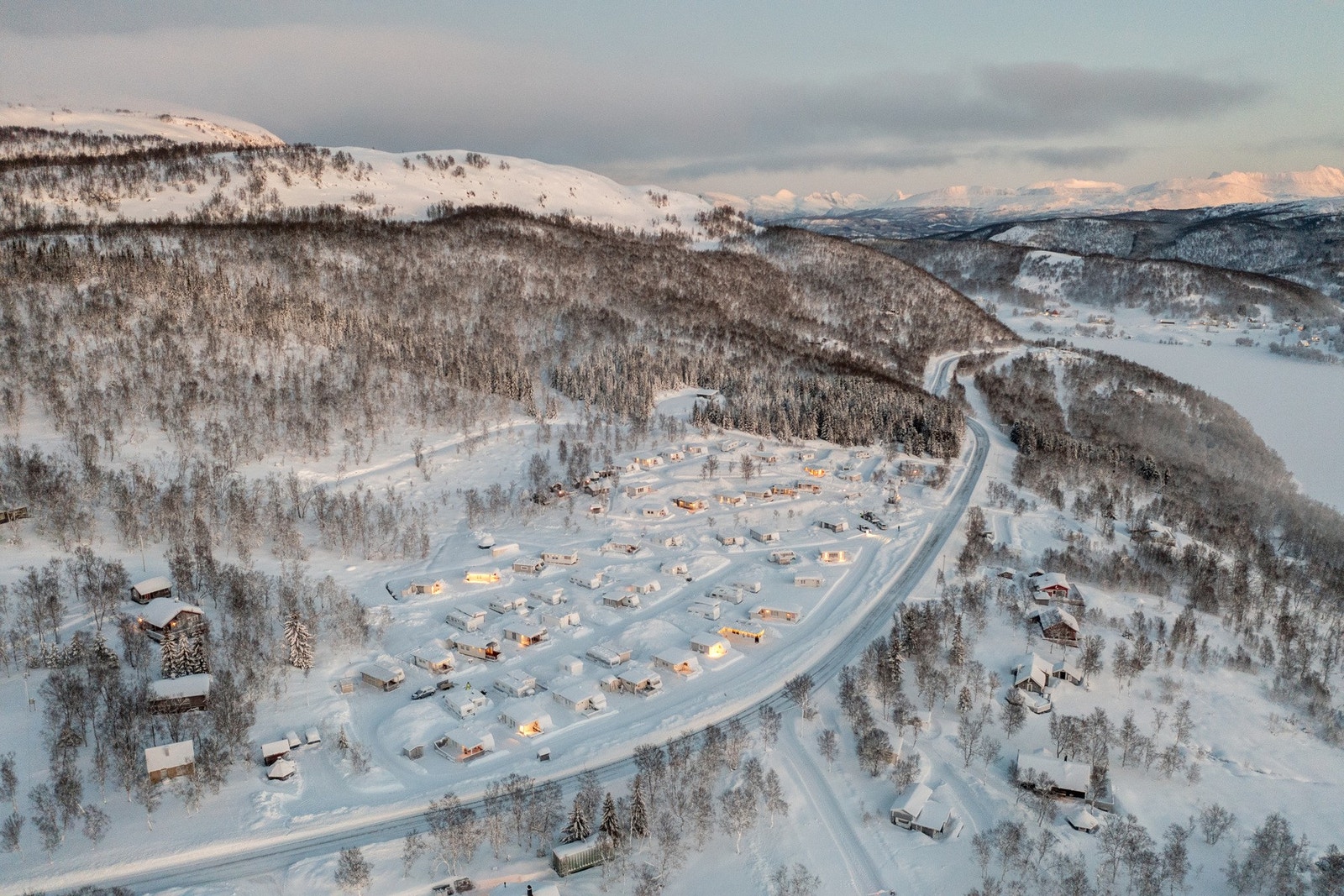 Oppstillingsplassen med fylkesveg 7754 som går til Sørvika. Galleribilde