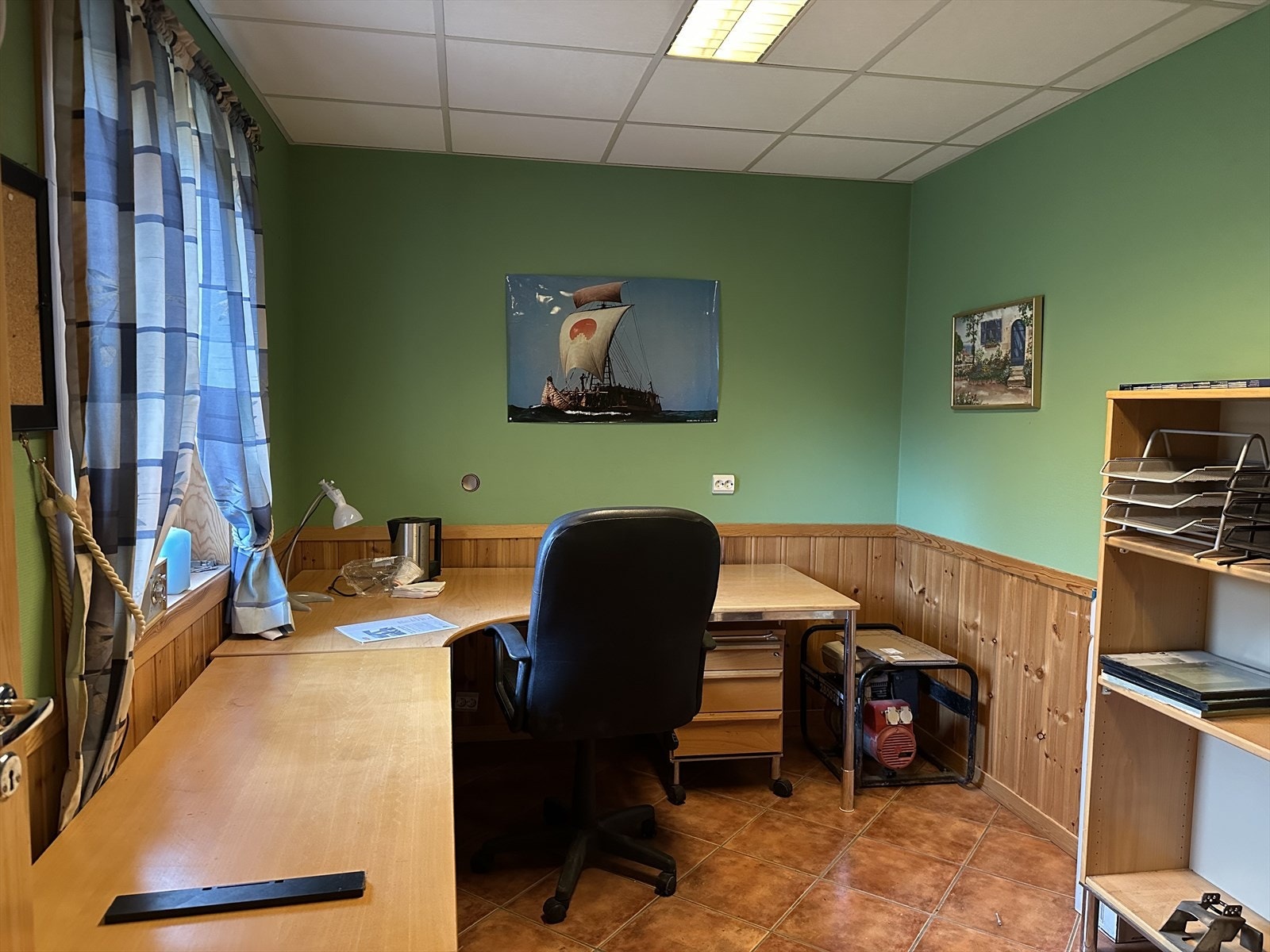 Kontor i første plan Galleribilde