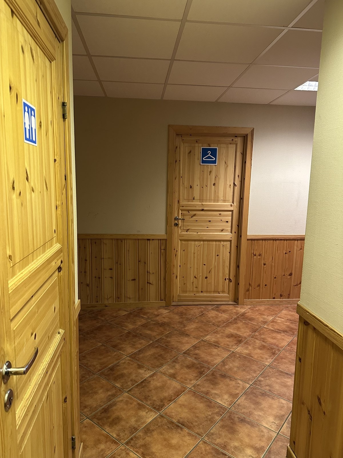 Gang nede med toaletter, bad og kontorer Galleribilde