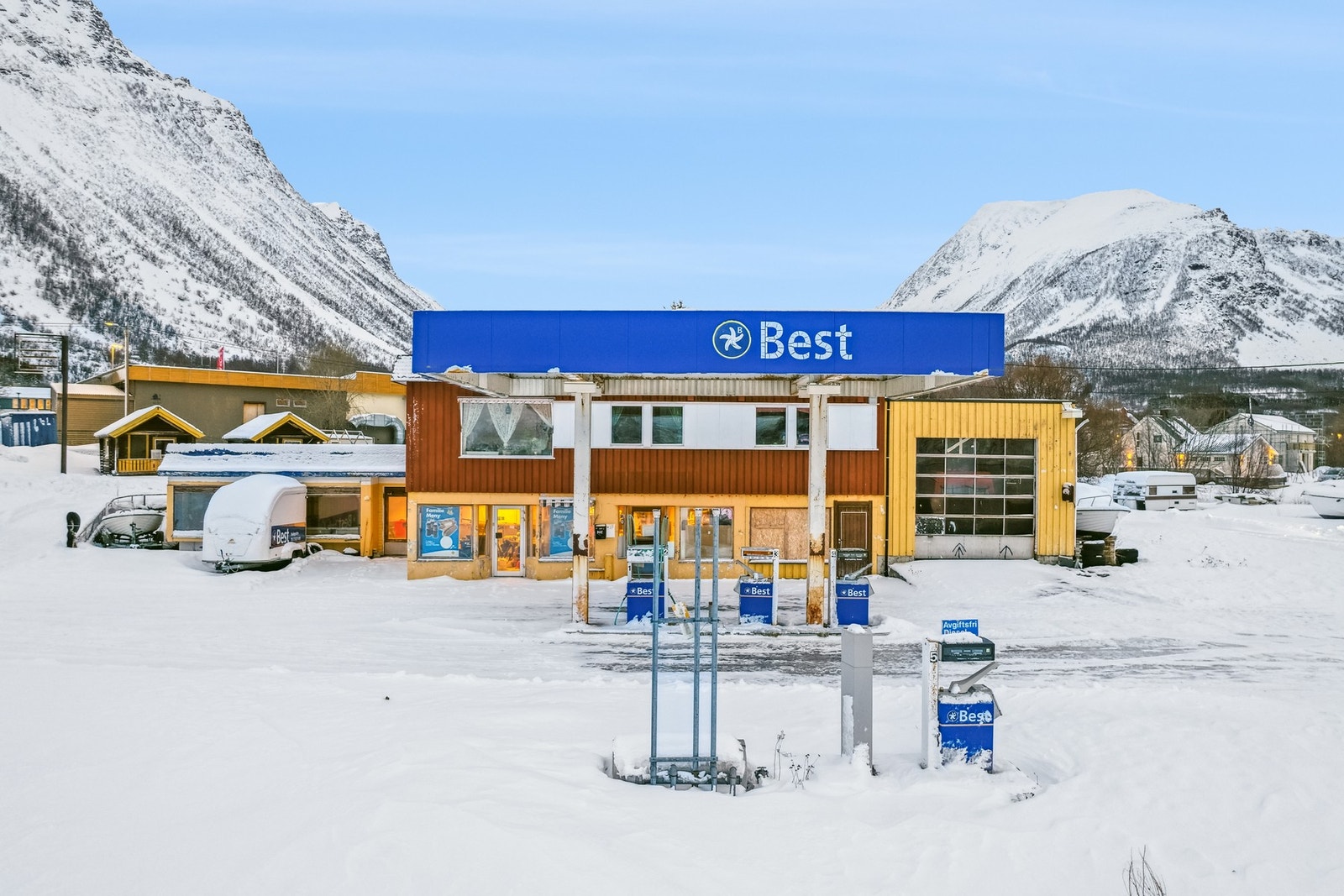 Fasade front. Coop Extra Olderdalen opp til venstre. Strategisk god beliggenhet. Galleribilde