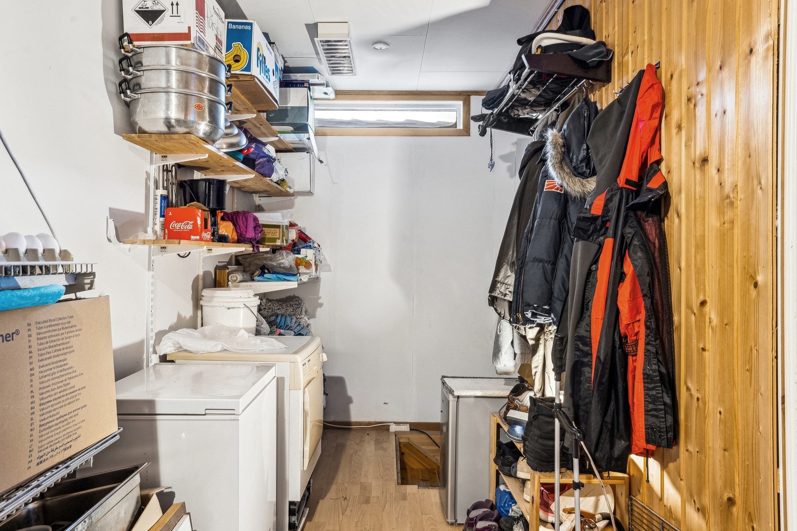 Annet - bod og trapp ned til tidligere bensinstasjon, smørehall og næringsdelen. Galleribilde