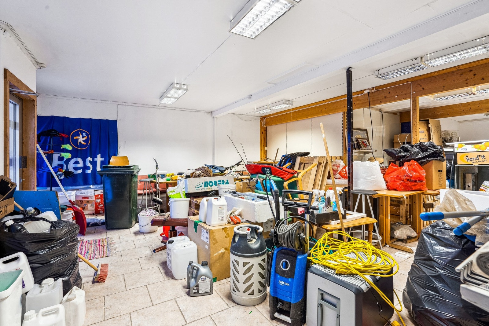 Annet - Inngang til tidligere bensinstasjon. Galleribilde