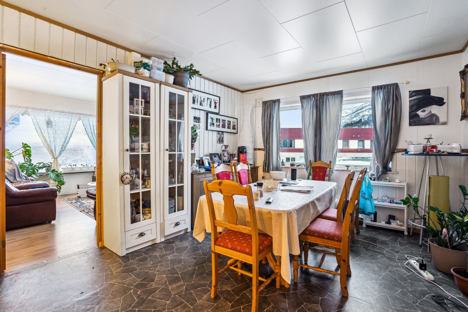 Kjøkken og stue til hoved leilighet. Galleribilde