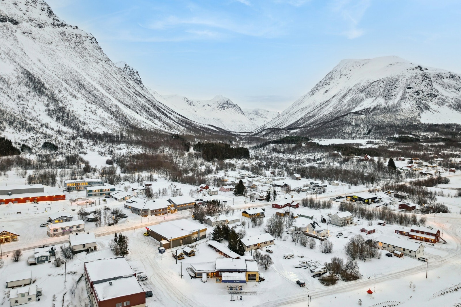 Dronebilde av tettstedet Olderdalen, og selve dalen Olderdalen bilde viser. Områder for rekreasjon både for vinter og sommers tider. Fjellet til høyre er ett kjent fjell - Gavtavárri som er populært å gå på sommeren. Galleribilde